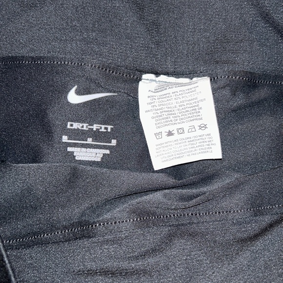 Black pockets Nike running shorts - Picture 3 of 3